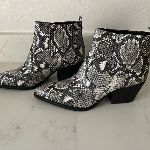 Snake skin inspired pull on boots - women’s size 8 - Picture 1 of 3